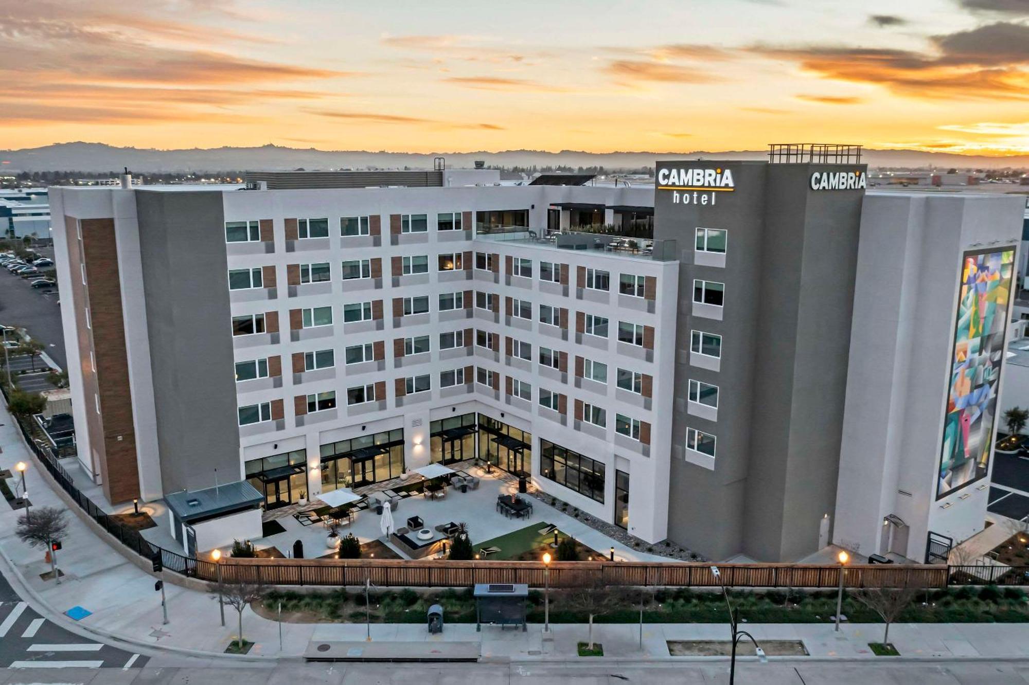 Cambria Hotel Burbank Airport Exterior photo