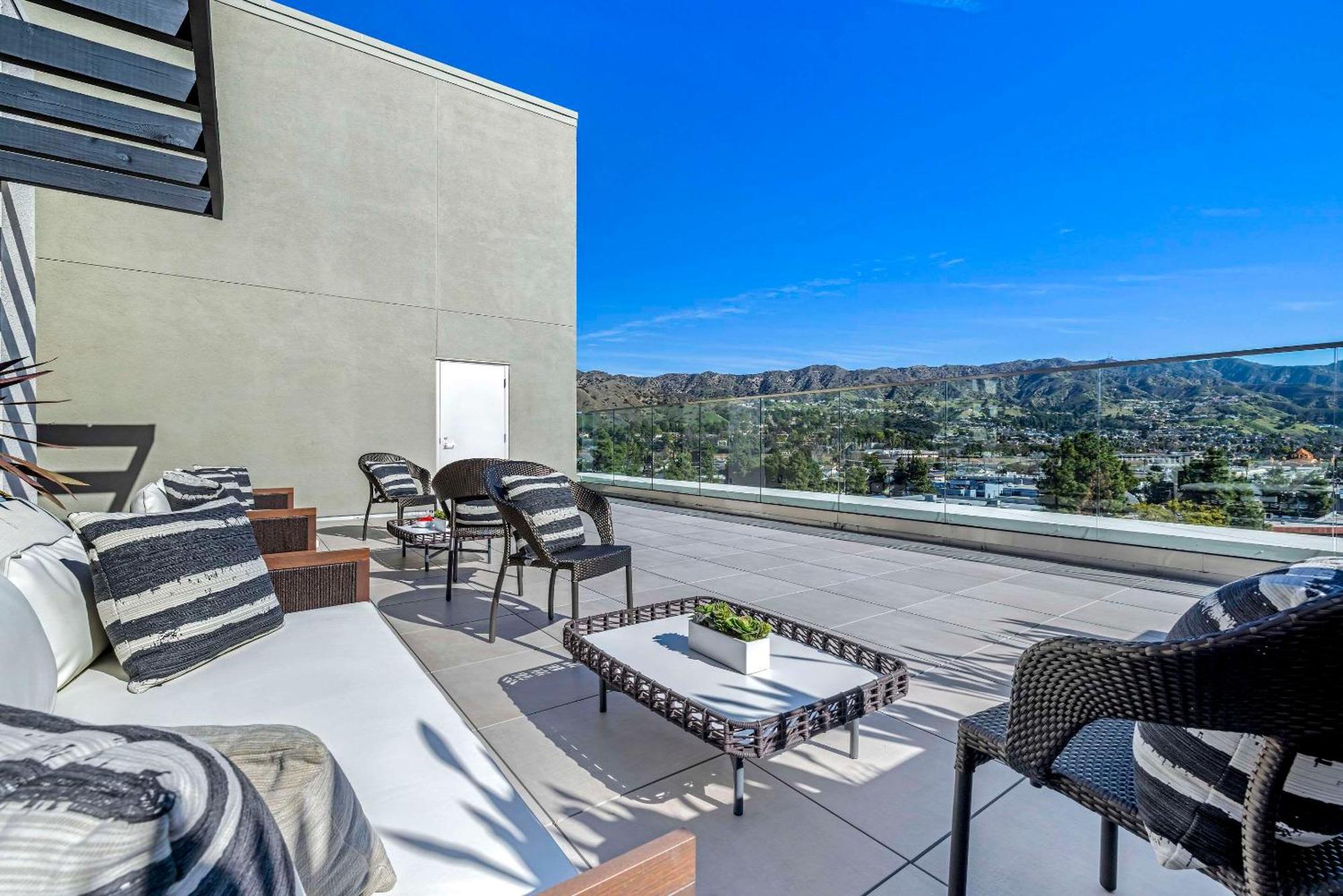 Cambria Hotel Burbank Airport Exterior photo