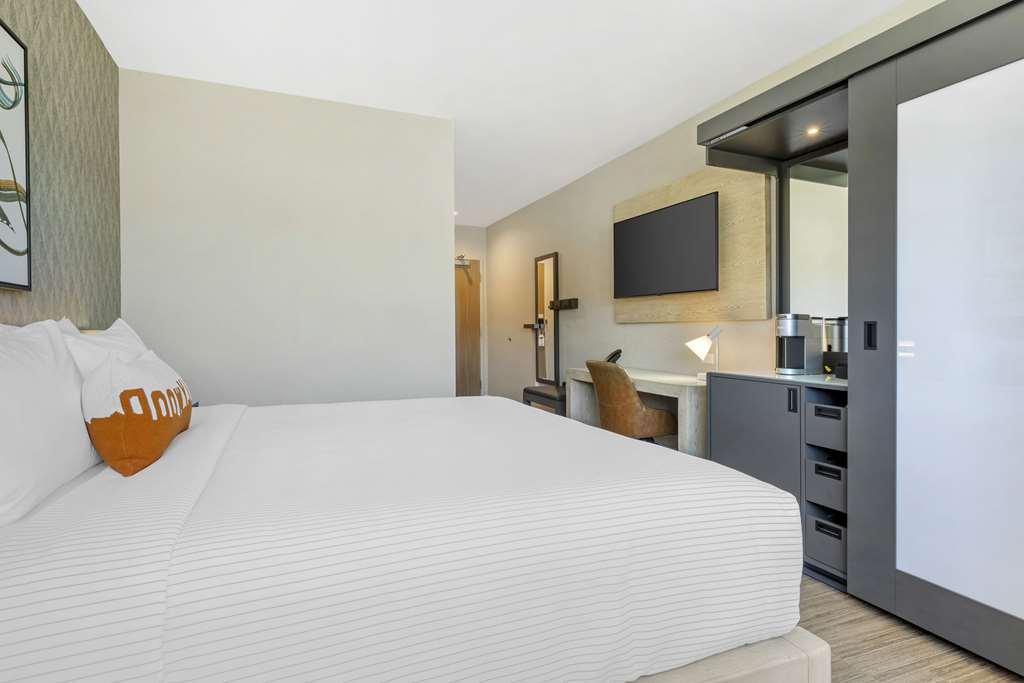 Cambria Hotel Burbank Airport Room photo