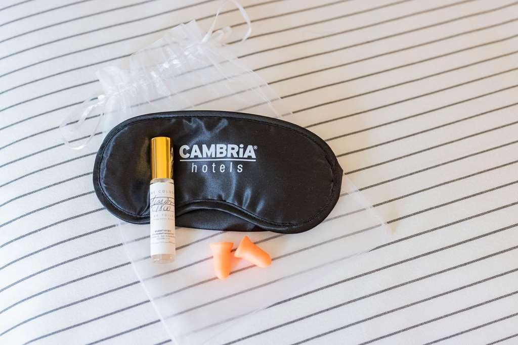 Cambria Hotel Burbank Airport Room photo